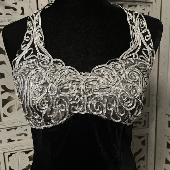 ZUM ZUM VINTAGE SPECTACULAR BOLD BLACK VELVET WITH SILVER BUST FORMAL DRESS GOWN - Picture 3 of 10